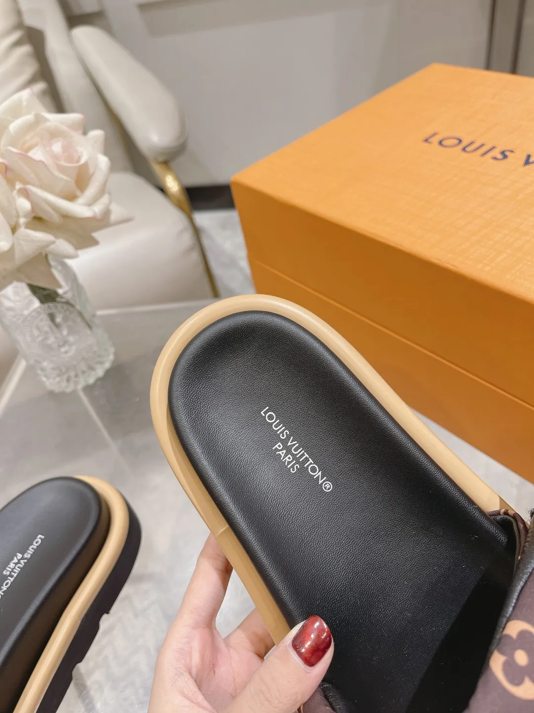 👟👟Ex-factory price 360👟👟 Lvjia brand | ²⁰²5 𝐬𝐬 💛2025 spring and summer latest popular Velcro series...Couple style thick-soled slippers, new rare products at the purchasing level💫 🍒This style is the favorite of celebrities🌟big internet celebrities. A simple and elegant sandal. A good style that you can't take your eyes off at a glance! The thick sole has the effect of increasing the height of the feet. It has the function of elongating the legs immediately. It is exquisite and low-key luxury✔️ No matter it is paired with skirts or trousers, it is super aura🛍 ━━━━━ ЅᏇєєt ━━━━━ ▪️Upper: LV old floral fabric ▪️Outsole: original molded outsole ▪️Shoe size: 35-45
